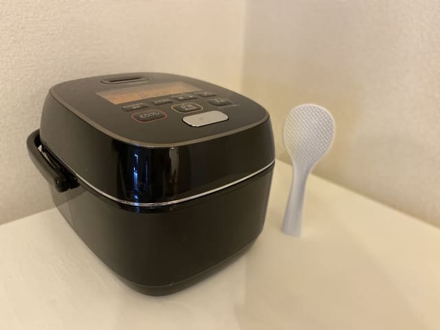 黒い炊飯器としゃもじ