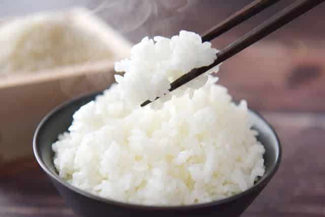 茶碗に盛られた白ご飯